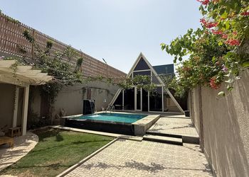 شاليه بجلسة تطل على مسبح خارجي 