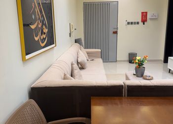 شقة بغرفة معيشة وغرفتين نوم 