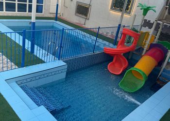 شاليه بمجلسين ومسبحين وحديقة 