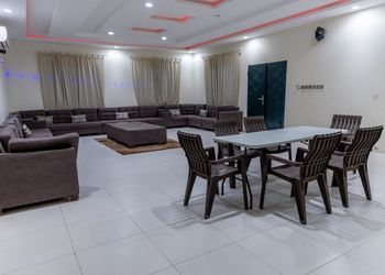 شاليه بمسطح أخضر وألعاب أطفال
