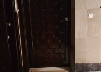 شقة بصالة وثلاث غرف نوم