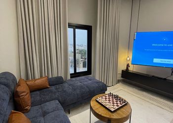 استديو بأثاث مريح وبسيط 