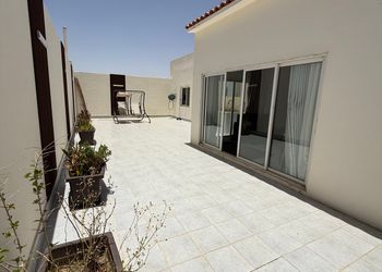شقة بغرفتين نوم وصالة 