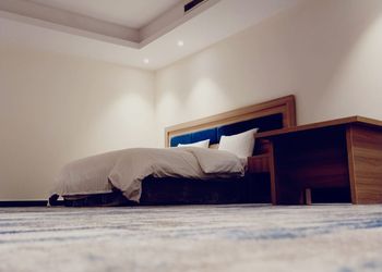 استديو بأثاث مريح وبسيط 