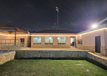 استراحة بمسبح مطل على الحديقه
