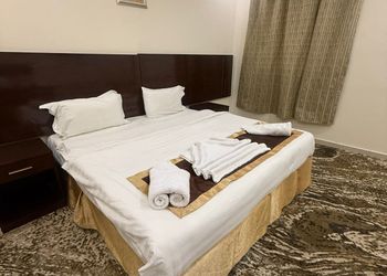 غرفة بسرير ماستر