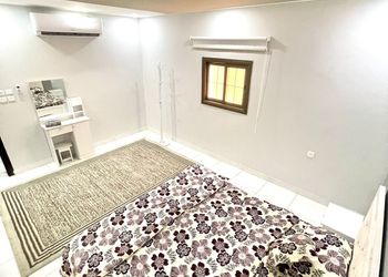 شاليه بمسطح اخضر ومسبح 