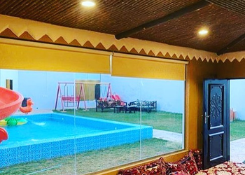 شاليه بمسطح اخضر وألعاب أطفال