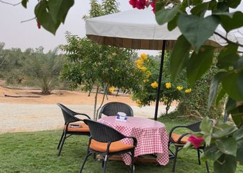 مزرعة بكوخ وإطلالة على الحديقة