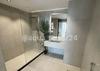 شقة ببلكونة مطلة على البحر 
