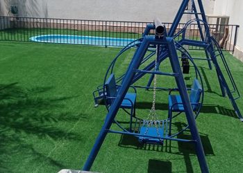 شاليه بمسطح اخضر وجلسة خارجية