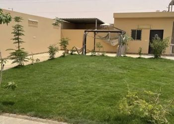 شاليه بجلسة خارجية ومسطح اخضر