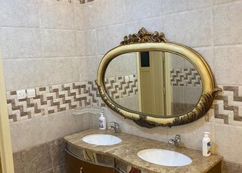شاليه بجلسة تطل على مسبح خارجي 