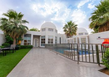 منتجع فندقي بمسطح اخضر