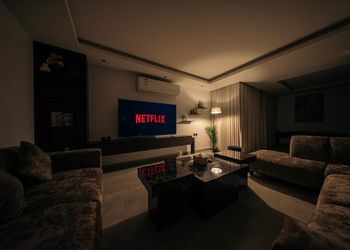 شقة بغرفتين نوم وسينما وبلياردو 