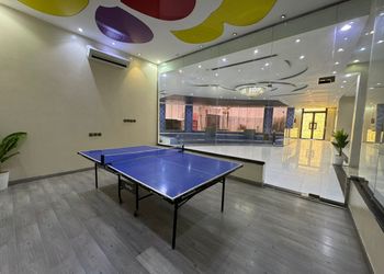 شاليه بجلسة تطل على مسبح داخلي 