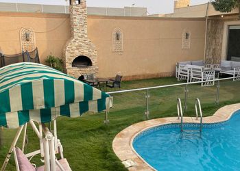 شاليه بمسطح اخضر وجلسة خارجية 