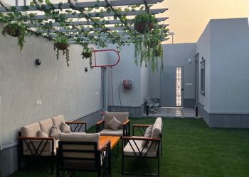 شاليه بجلسة خارجية ومسطح اخضر