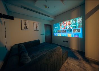 شقة بغرفتين نوم وسينما وبلياردو