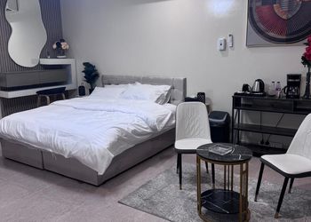 استديو بأثاث مريح وبسيط 