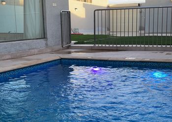 شاليه بمسبح خارجي ومسطح اخضر