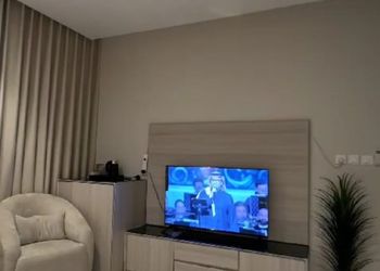استديو بأثاث مريح وبسيط 