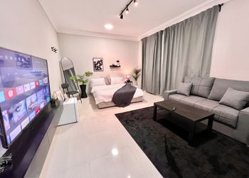 استديو بتصميم انيق ودخول ذاتي
