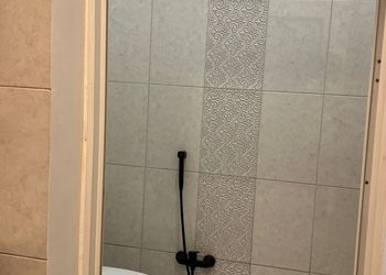 استديو بسرير مريح وتصميم هادئ 