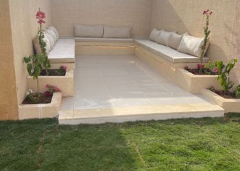 شاليه بمسطح اخضر وجلسة خارجية 
