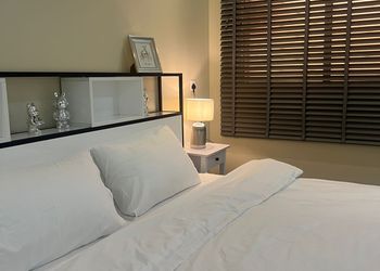 استديو بأثاث مريح وبسيط 