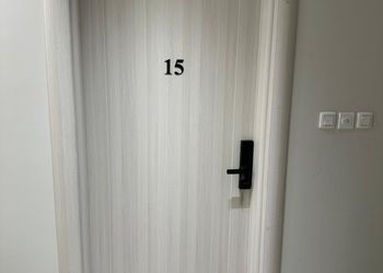 شقة بغرفة معيشة وغرفتين نوم 