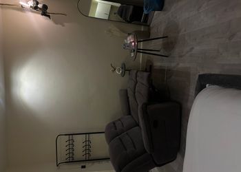 استديو لطيف بسرير ماستر وجلسة 