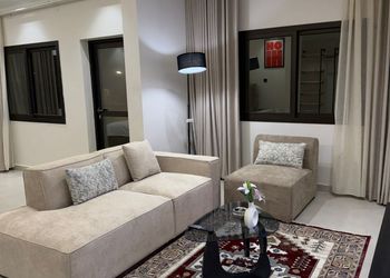 استديو بسرير ماستر وجلسة جانبية