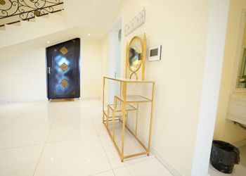 شاليه بمسطح اخضر وجلسة خارجية