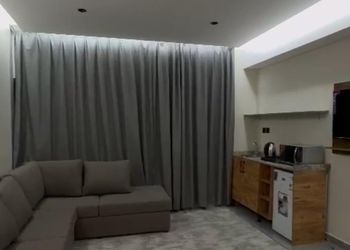 شقة بغرفة معيشة وغرفة نوم 