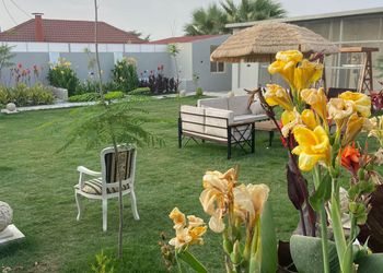 شاليه بحلسة خارجية وألعاب أطفال