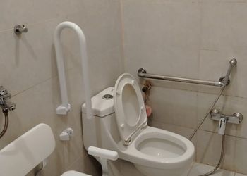 غرفة نوم بسرير ماستر