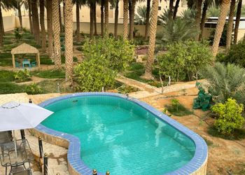 مزرعة بمسبح مطل على الحديقة