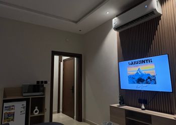 استديو بأثاث مريح وبسيط 