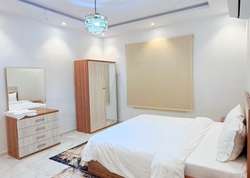 غرفة بسريرين مفردة داخل مزرعة 