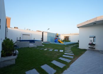 شاليه بجلسة خارجية ومسطح اخضر