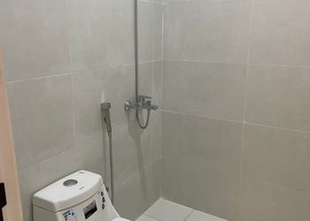 شاليه بمسطح اخضر ومسبح 