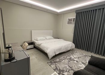 استديو بأثاث مريح وبسيط 