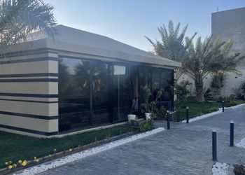 شاليه بمسطح اخضر ومسبح