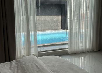 شاليه بغرفة نوم مطلة على المسبح 