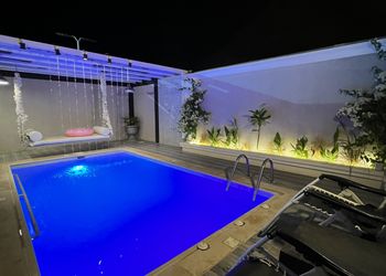 شاليه بمسبح خارجي واسطبل خيل 