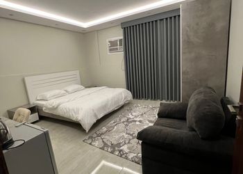 استديو بأثاث مريح وبسيط 