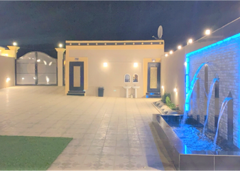 استراحة بجلسة خارجية ومسطح أخضر .