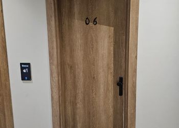 استديو بجلسة جانبية ودخول ذاتي 