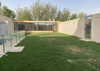 شاليه بمسطح اخضر و مسبح خارجي 